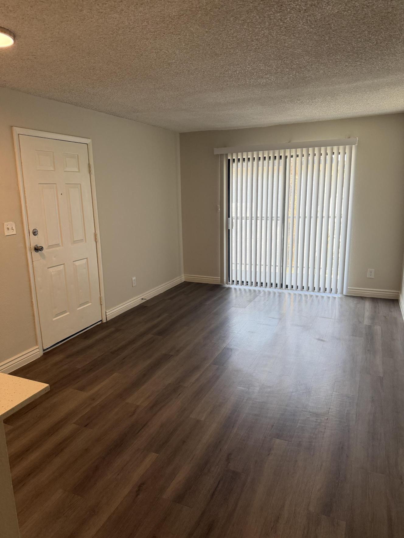 Sala con piso tipo madera en un apartamento